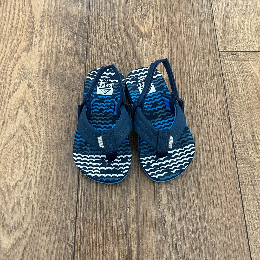 LIKE NEW Reef Flip Flops